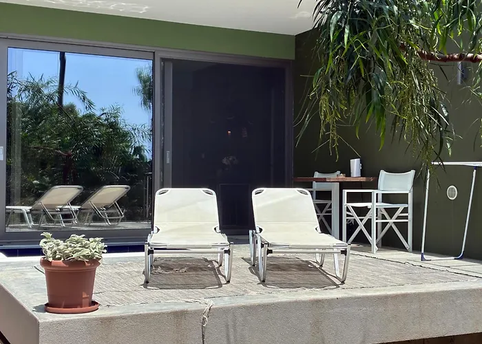 Πανσιόν Finiq Boutiq 3*