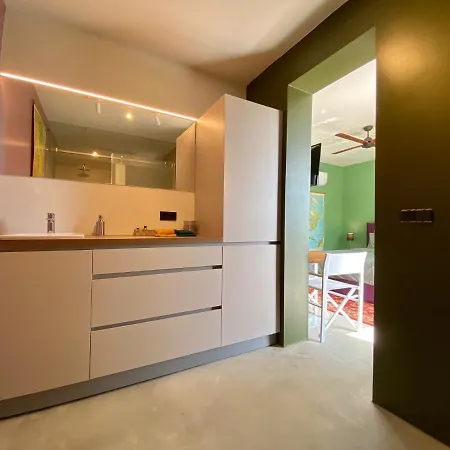 Finiq Boutiq Foiniki